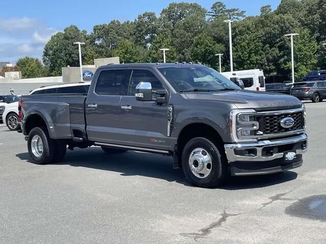 2025 Ford F-350 Super Duty Lariat — photo 1 of 52