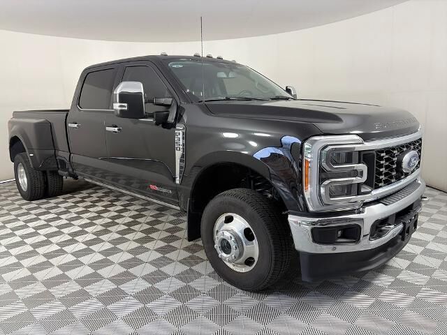 2023 Ford F-350 Super Duty Lariat — photo 1 of 26
