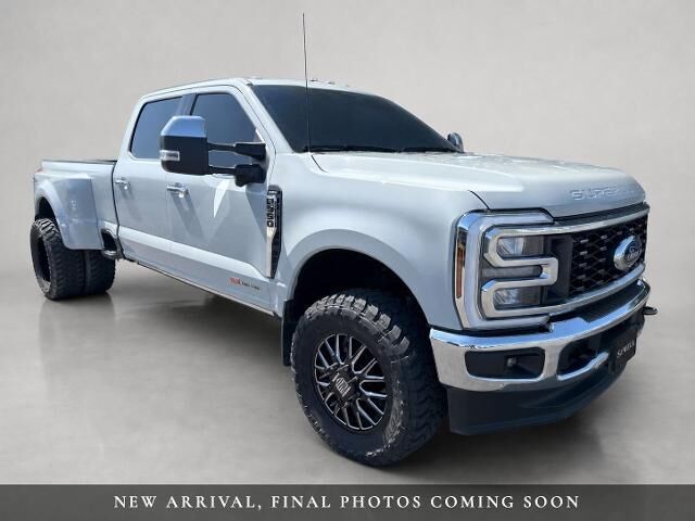 2025 Ford F-350 Super Duty Lariat — photo 1 of 6