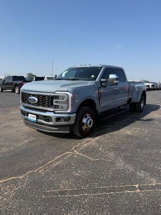 2025 Ford F-350 Super Duty Lariat — photo 1 of 26