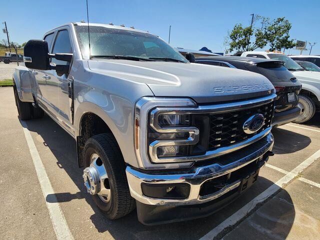 2024 Ford F-350 Super Duty Lariat — photo 1 of 6