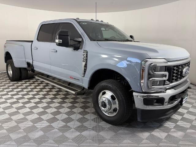2025 Ford F-350 Super Duty Lariat — photo 1 of 52