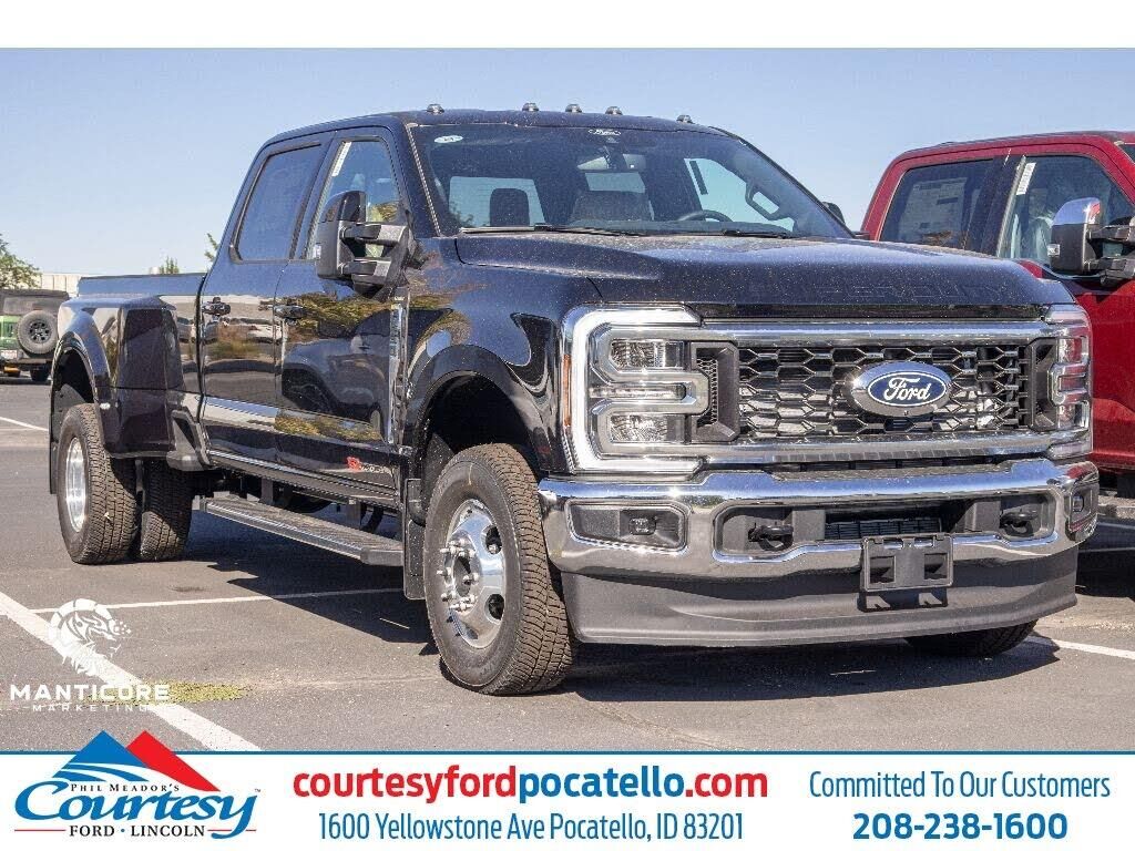 2027 Ford F-350 Super Duty Platinum — photo 1 of 1