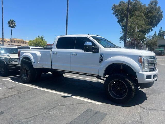 2018 Ford F-350 Super Duty Platinum — photo 1 of 2