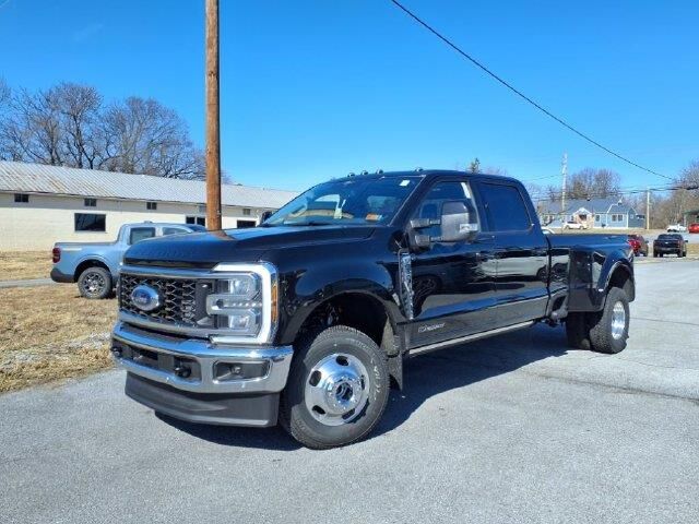 2025 Ford F-350 Super Duty Lariat — photo 1 of 10