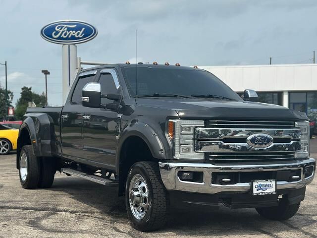 2017 Ford F-350 Super Duty Lariat — photo 1 of 26