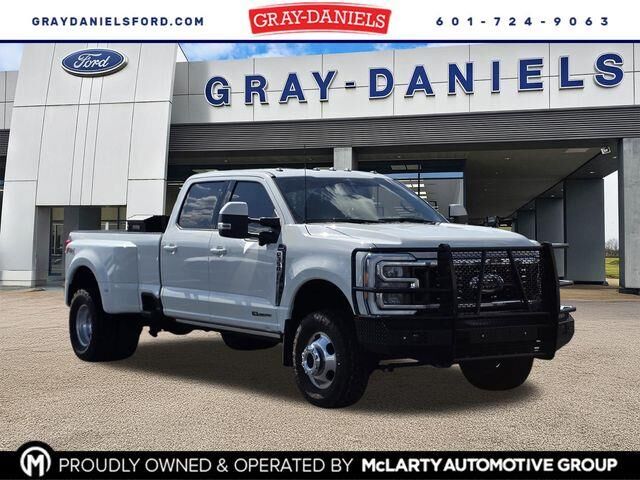 2023 Ford F-350 Super Duty Lariat — photo 1 of 26