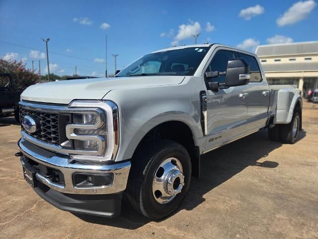 2025 Ford F-350 Super Duty Lariat — photo 1 of 26