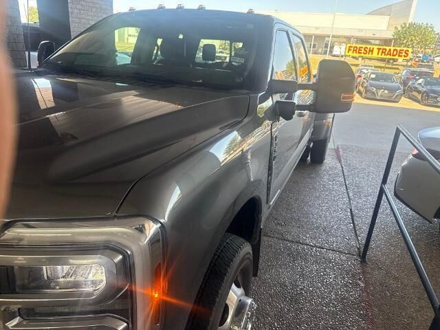 2025 Ford F-350 Super Duty Lariat — photo 1 of 26