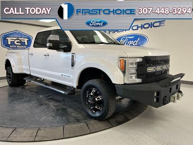 2017 Ford F-350 Super Duty Lariat — photo 1 of 13
