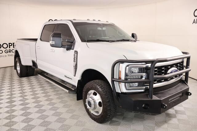 2025 Ford F-350 Super Duty Lariat — photo 1 of 26