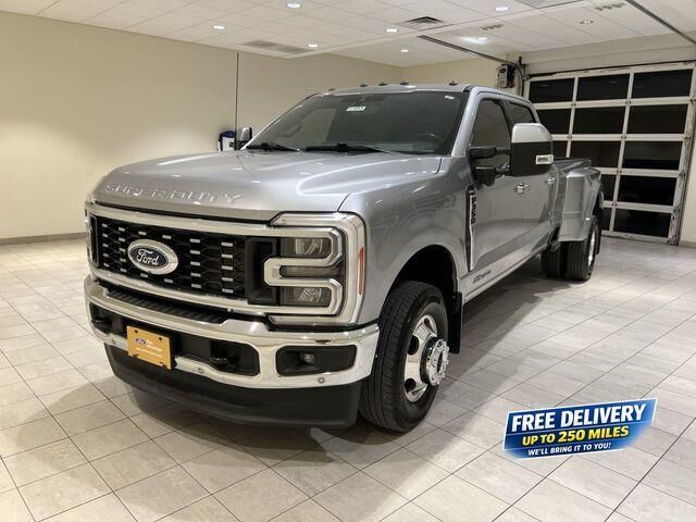 2023 Ford F-350 Super Duty Lariat — photo 1 of 26