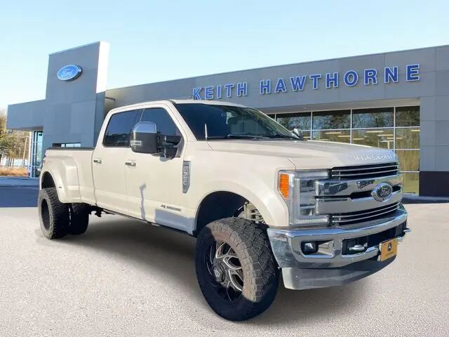 2019 Ford F-350 Super Duty Lariat — photo 1 of 31