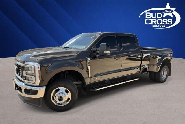 2024 Ford F-350 Super Duty Lariat — photo 1 of 13