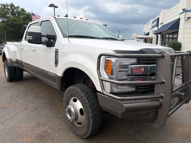 2019 Ford F-350 Super Duty King Ranch — photo 1 of 4