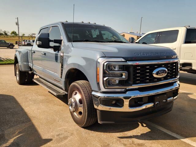 2023 Ford F-350 Super Duty Lariat — photo 1 of 26