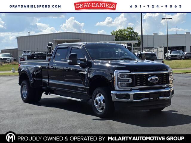 2023 Ford F-350 Super Duty Lariat — photo 1 of 26