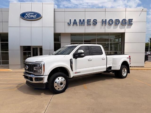 2023 Ford F-450 Super Duty Lariat — photo 1 of 39
