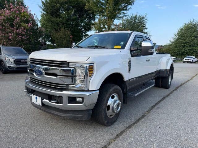 2019 Ford F-350 Super Duty Lariat — photo 1 of 26