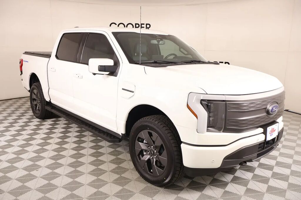 2023 Ford F-150 Lightning Lariat — photo 1 of 13