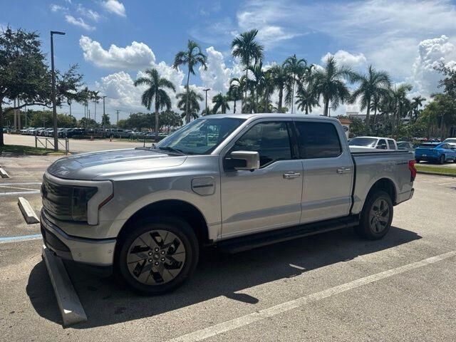 2023 Ford F-150 Lightning Lariat — photo 1 of 39