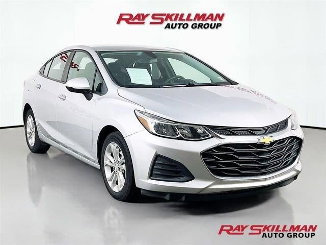 2019 Chevrolet Cruze LS — photo 1 of 13