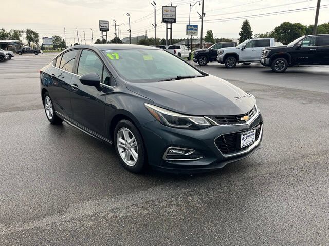 2017 Chevrolet Cruze LT — photo 1 of 26