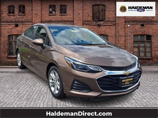 2019 Chevrolet Cruze LT — photo 1 of 3
