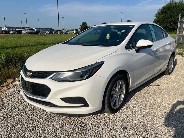2017 Chevrolet Cruze LT Auto — photo 1 of 10