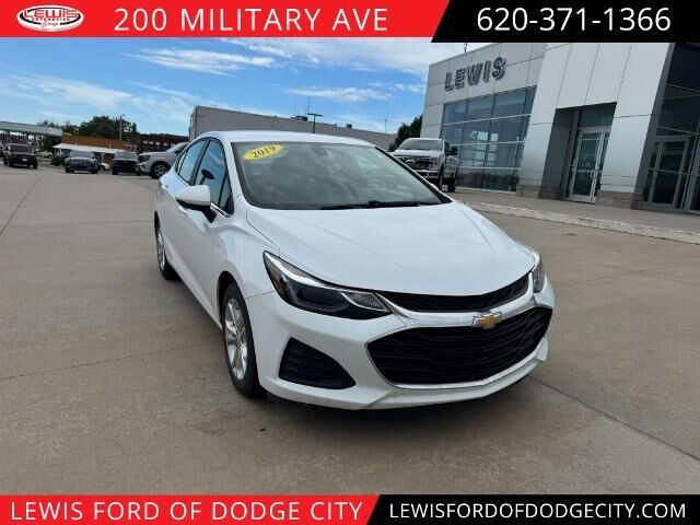 2019 Chevrolet Cruze LT — photo 1 of 26