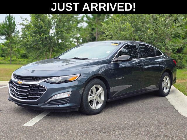 2020 Chevrolet Malibu LS — photo 1 of 2