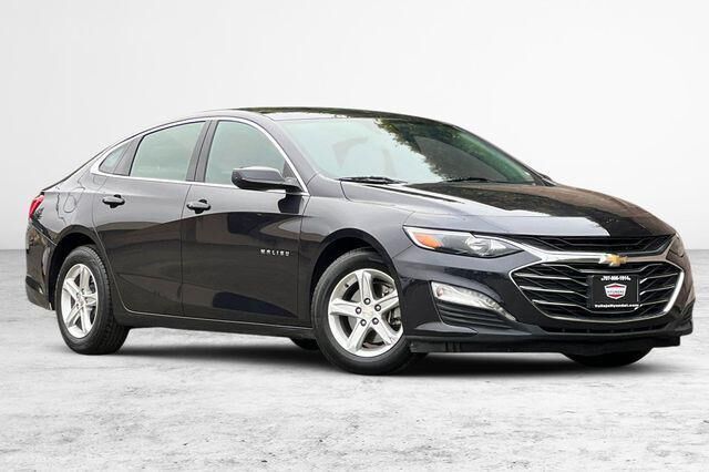 2023 Chevrolet Malibu LT — photo 1 of 6