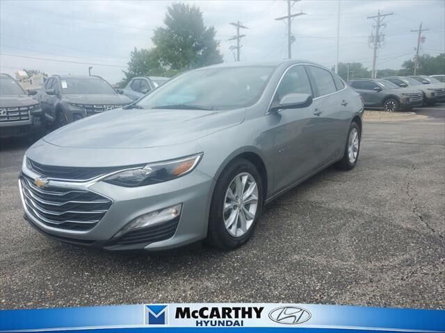 2025 Chevrolet Malibu LT — photo 1 of 17