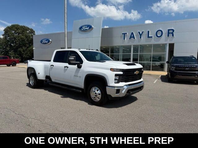 2025 Chevrolet Silverado 3500HD Work Truck — photo 1 of 13