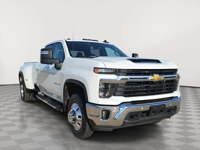 2025 Chevrolet Silverado 3500HD LT — photo 1 of 16