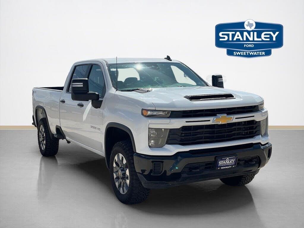 2024 Chevrolet Silverado 2500HD Custom — photo 1 of 11