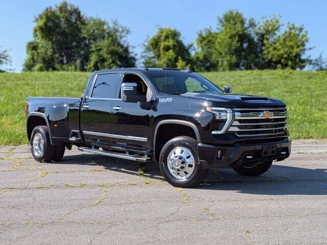 2024 Chevrolet Silverado 3500HD High Country — photo 1 of 26