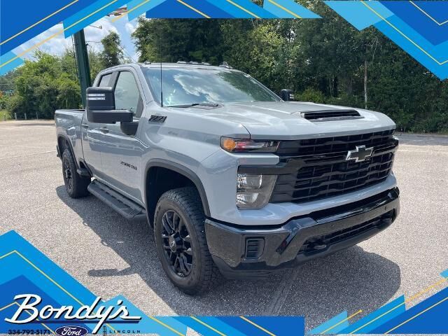 2025 Chevrolet Silverado 2500HD Custom — photo 1 of 13