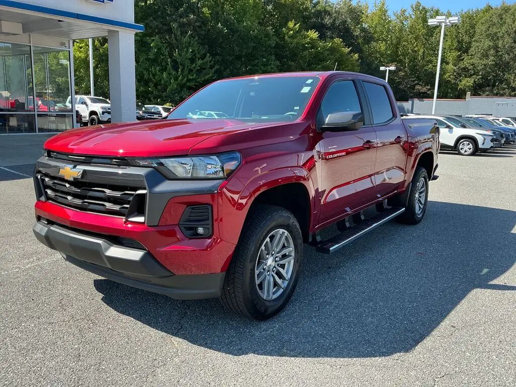 2024 Chevrolet Colorado LT — photo 1 of 13