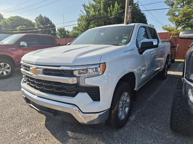 2025 Chevrolet Silverado 1500 LT — photo 1 of 24