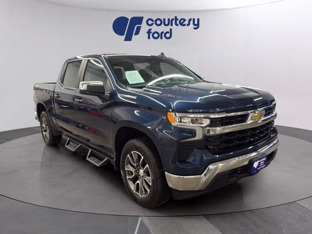 2022 Chevrolet Silverado 1500 LT — photo 1 of 13