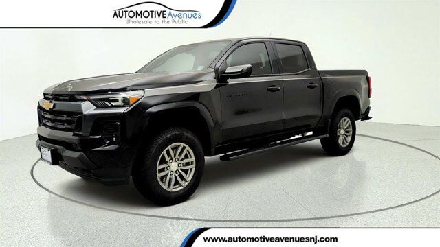 2025 Chevrolet Colorado 4WD LT — photo 1 of 13