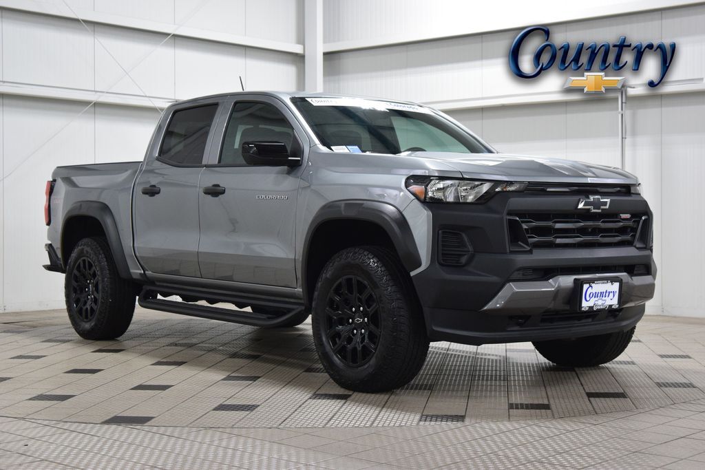 2024 Chevrolet Colorado Trail Boss — photo 1 of 11