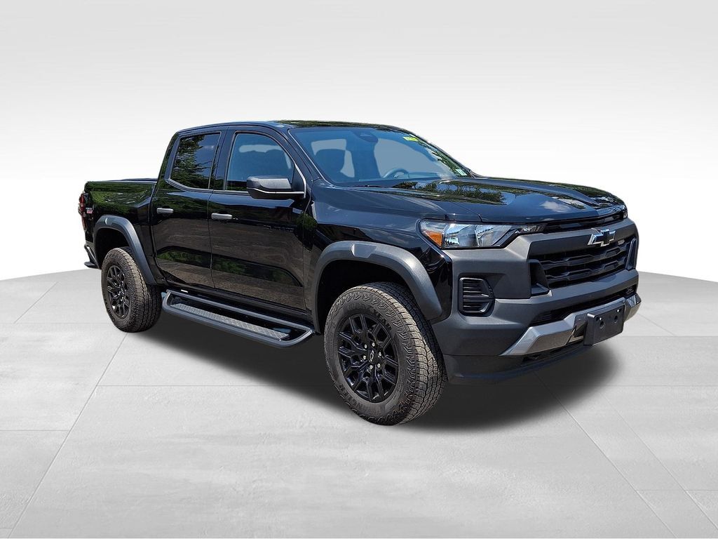 2024 Chevrolet Colorado Trail Boss — photo 1 of 13