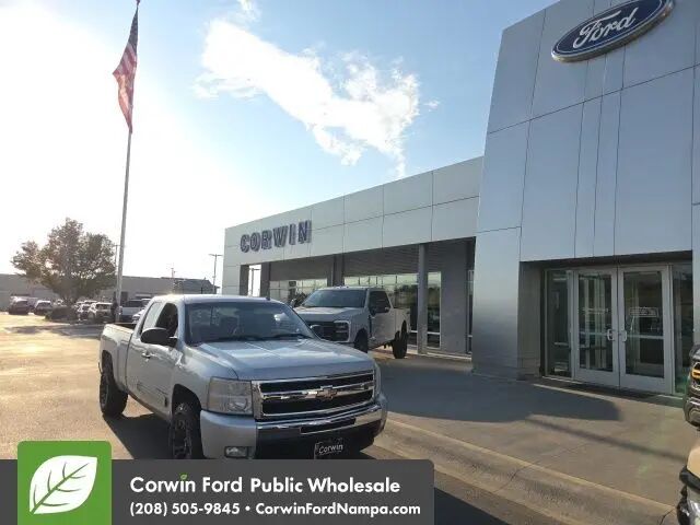 2011 Chevrolet Silverado 1500 LT — photo 1 of 13