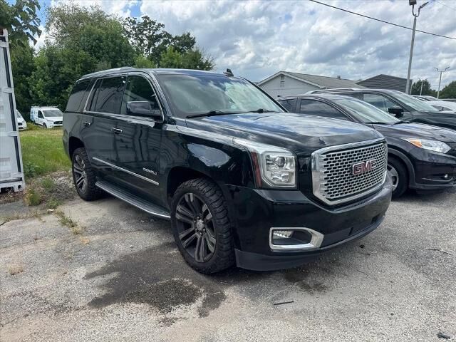 2017 GMC Yukon Denali — photo 1 of 2
