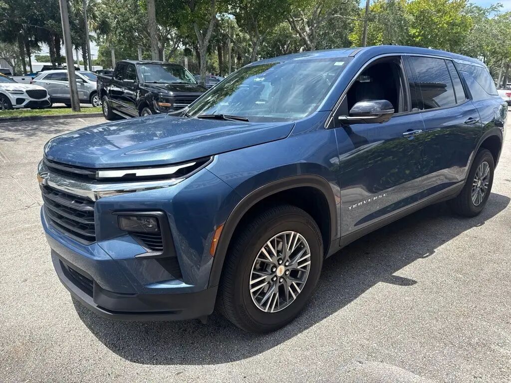 2024 Chevrolet Traverse LS — photo 1 of 16
