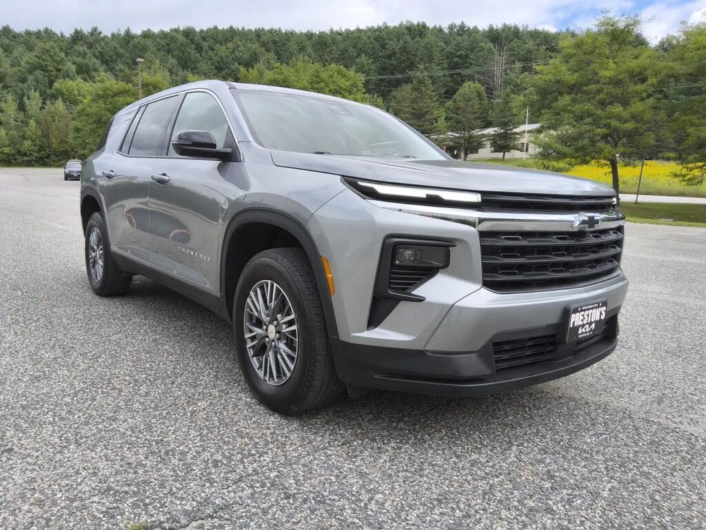 2024 Chevrolet Traverse LS — photo 1 of 13
