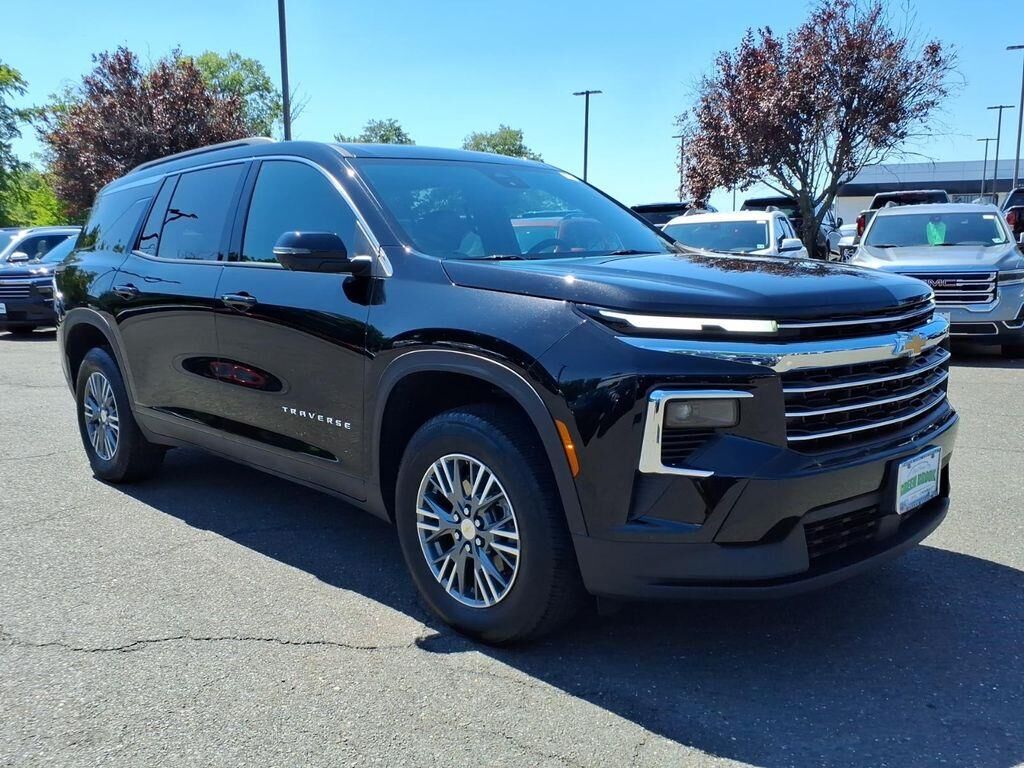 2024 Chevrolet Traverse LT — photo 1 of 13
