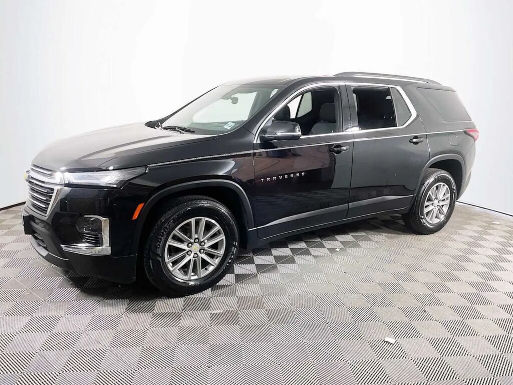 2023 Chevrolet Traverse LT Cloth — photo 1 of 13